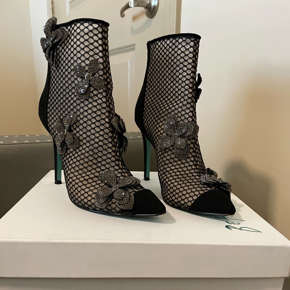Betsy Johnson Black Mesh Floral Heels
